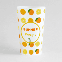 Un ecocup givré de face avec des citrons et des oranges