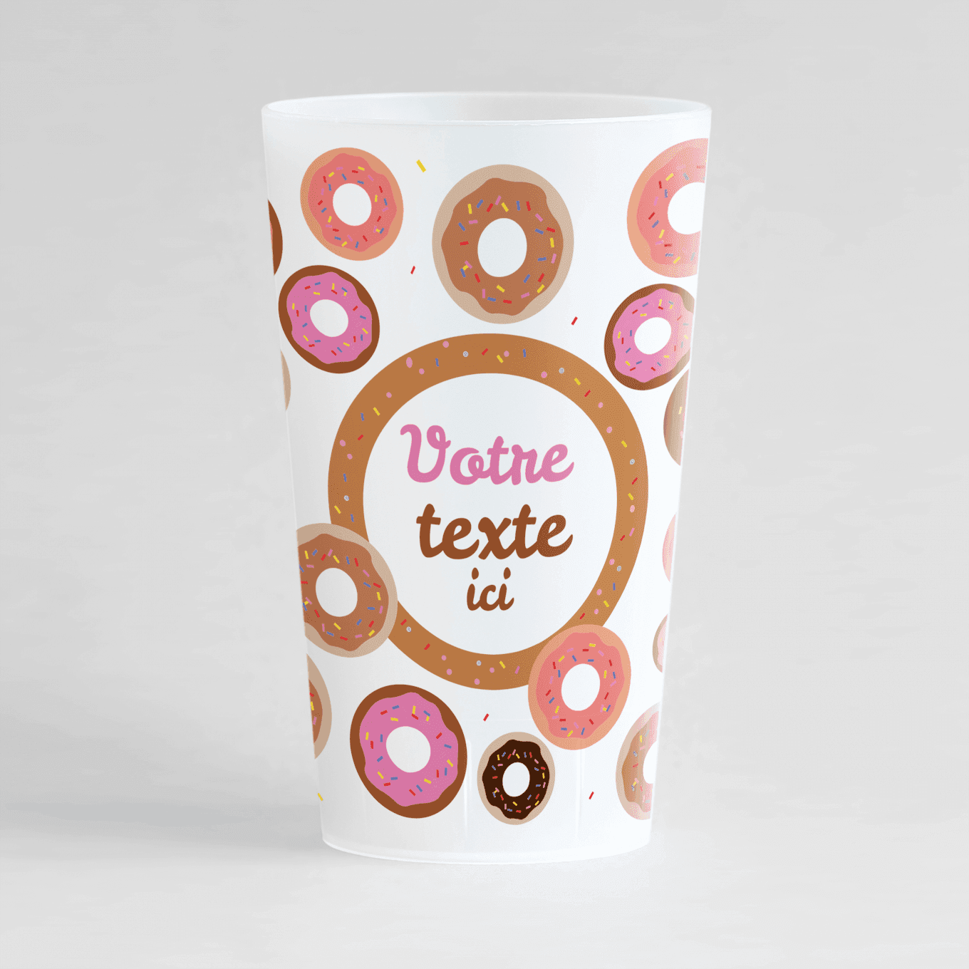 Un ecocup givré de face avec des donuts