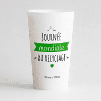 Un ecocup blanc de face sur un thème écologie et journée du recyclage.