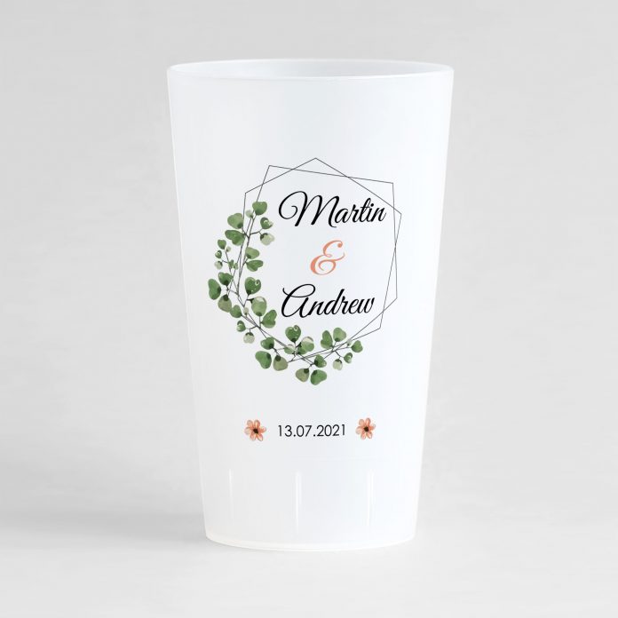 Un ecocup givre de face avec un thème mariage avec les prénoms des mariés et une couronne de feuilles et la date du mariage