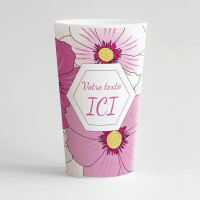 Un ecocup blanc de face avec des grandes fleurs roses sur toute sa surface et une zone de texte à personnaliser.