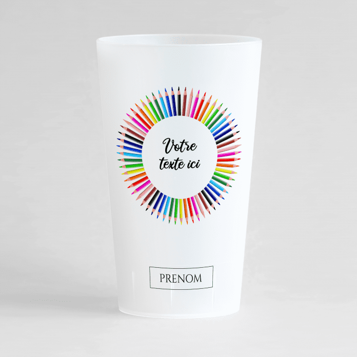 Un ecocup givré de face avec une couronne de crayons de couleurs, une zone de texte et une zone pour inscrire un prénom.