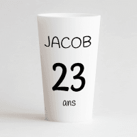 Un ecocup blanc de dos avec un thème anniversaire, un prénom et un âge à personnaliser.