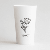 Un ecocup blanc de dos avec une fleur et la date du mariage