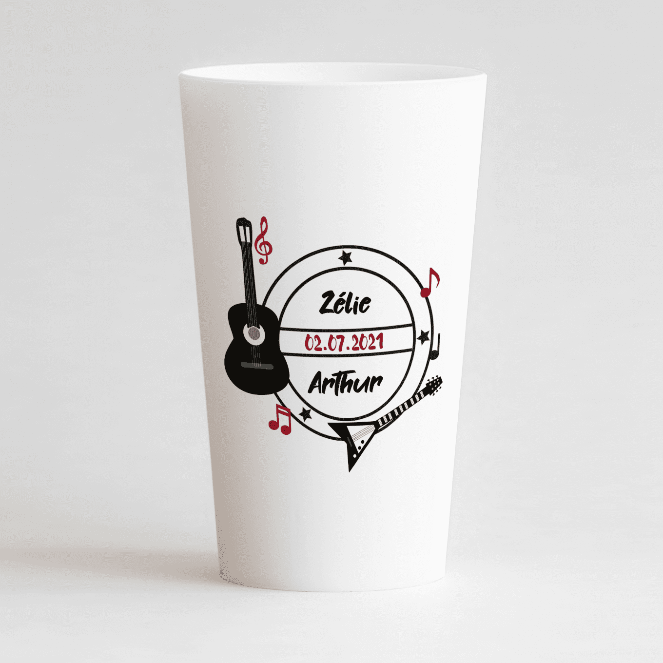 Un ecocup blanc de face pour un mariage rock n roll avec les prénoms des mariés, des guitares et notes de musique