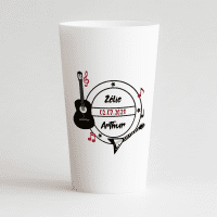 Un ecocup blanc de face pour un mariage rock n roll avec les prénoms des mariés, des guitares et notes de musique