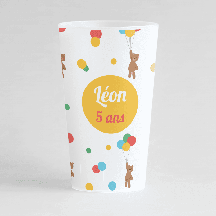 un ecocup blanc avec des motifs oursons et ballons et un médaillon à personnaliser