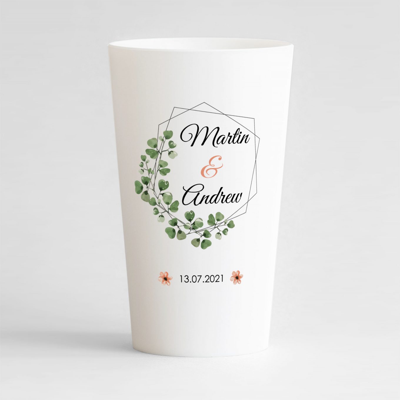 Un ecocup givre de face avec un thème mariage avec les prénoms des mariés et une couronne de feuilles et la date du mariage