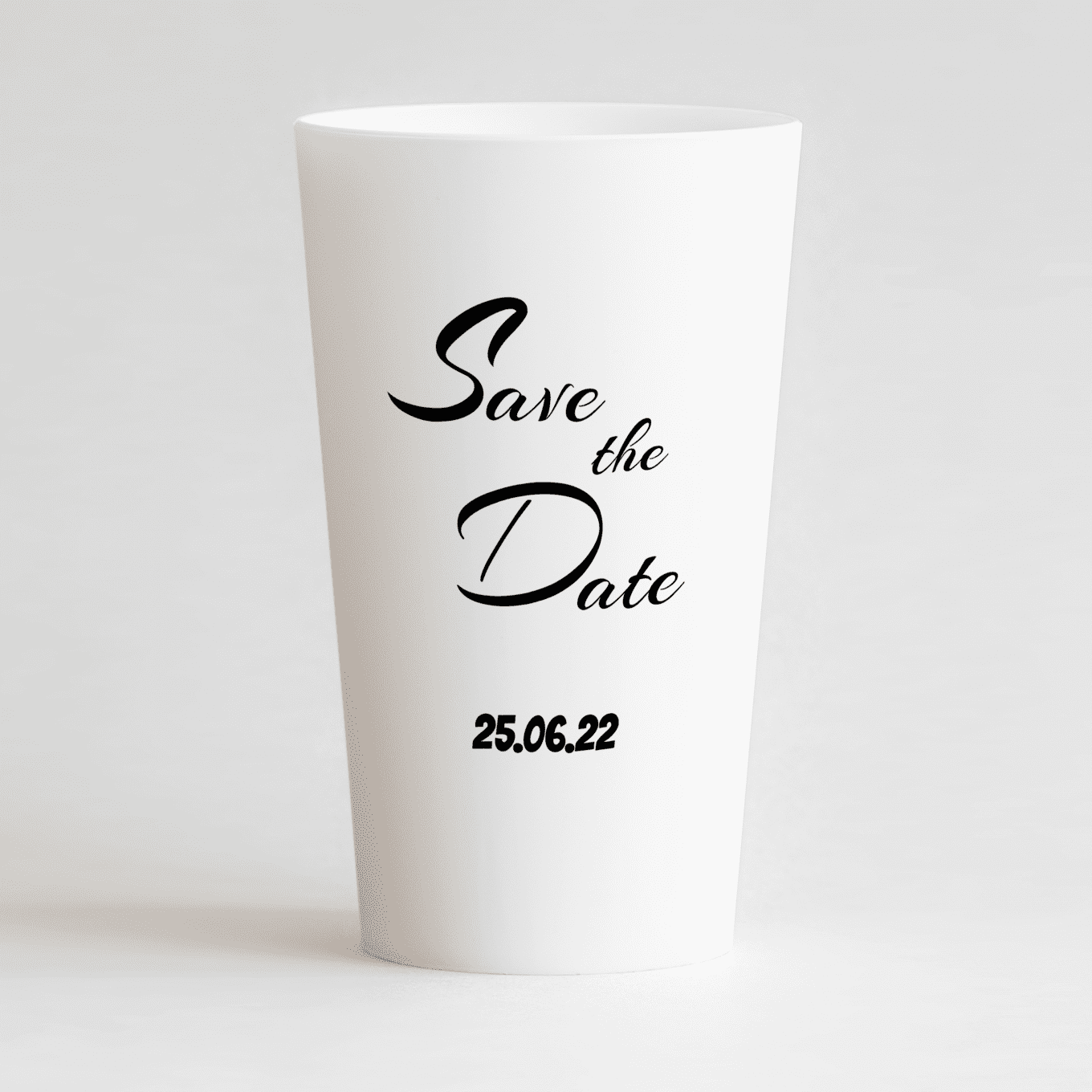 Un ecocup blanc de face avec un texte "save the date" et la date du mariage pour servir d'invitation super originale !