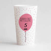 Un ecocup blanc de face avec un thème anniversaire, un gros ballon et des confettis