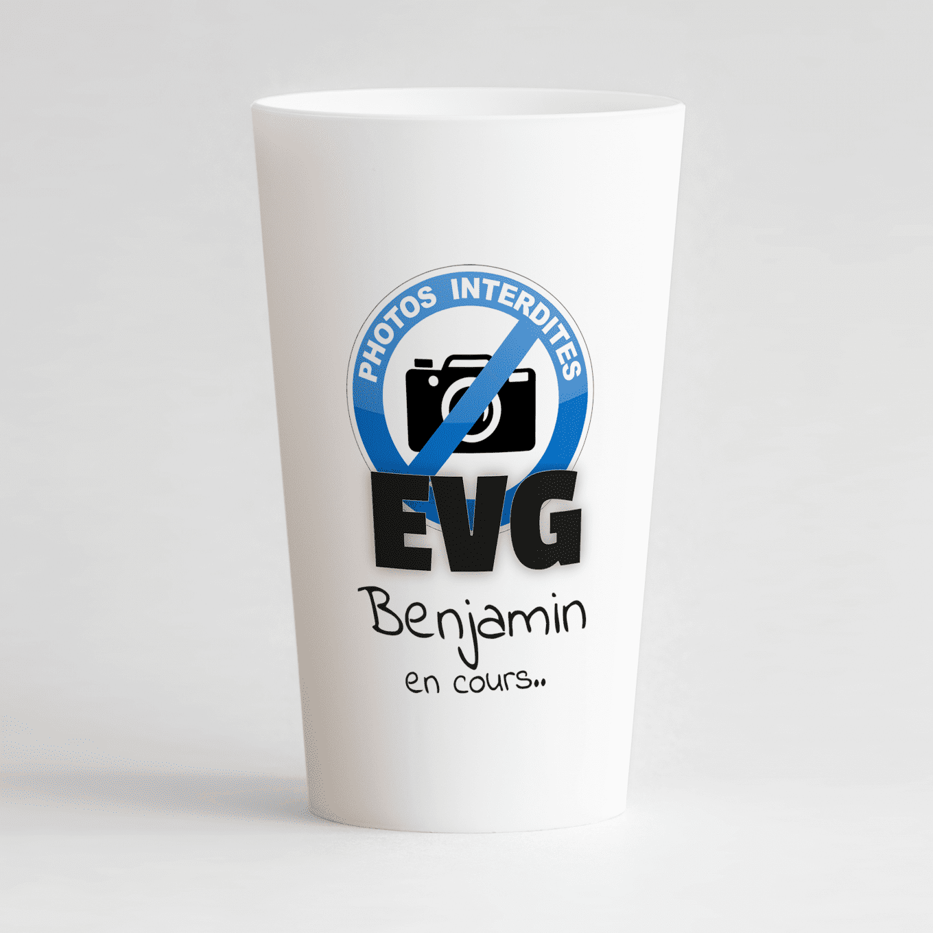 Un ecocup blanc de face pour un enterrement de vie de garçon, avec un visuel interdiction de prendre des photos