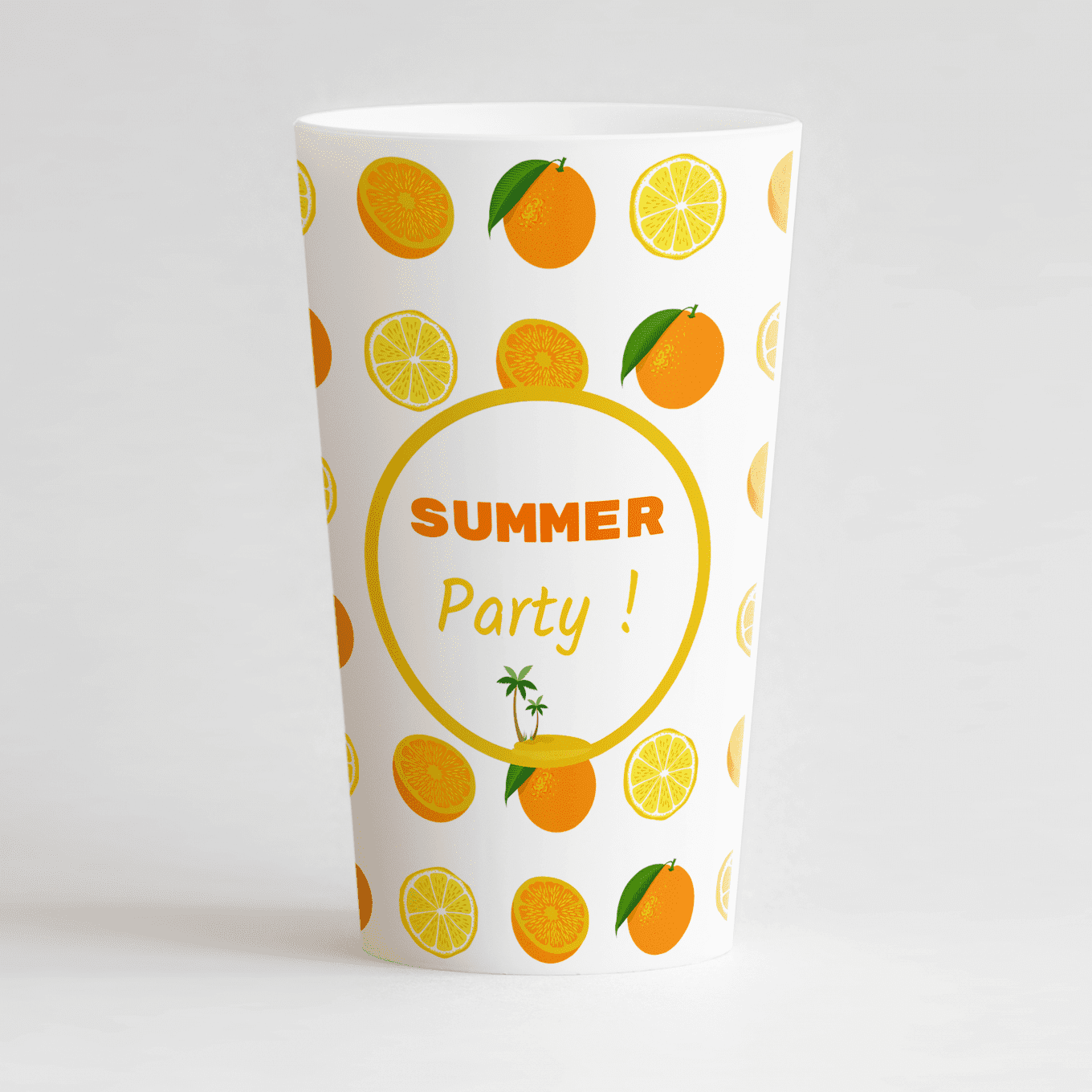 Un ecocup blanc de face avec des citrons et des oranges