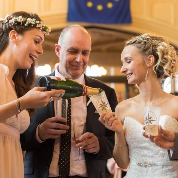 mariés et invités avec du campagne et des ecocups personnalisés pour le mariage