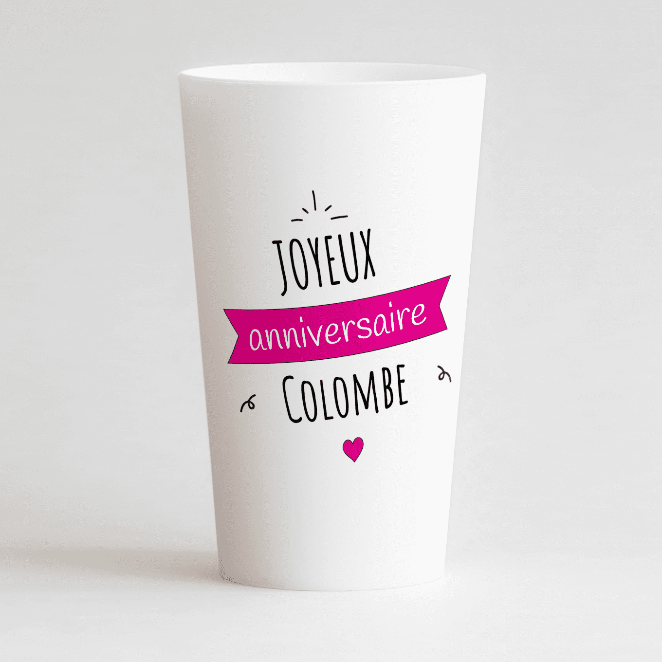 Un ecocup blanc de face avec un ruban rose et un texte anniversaire.