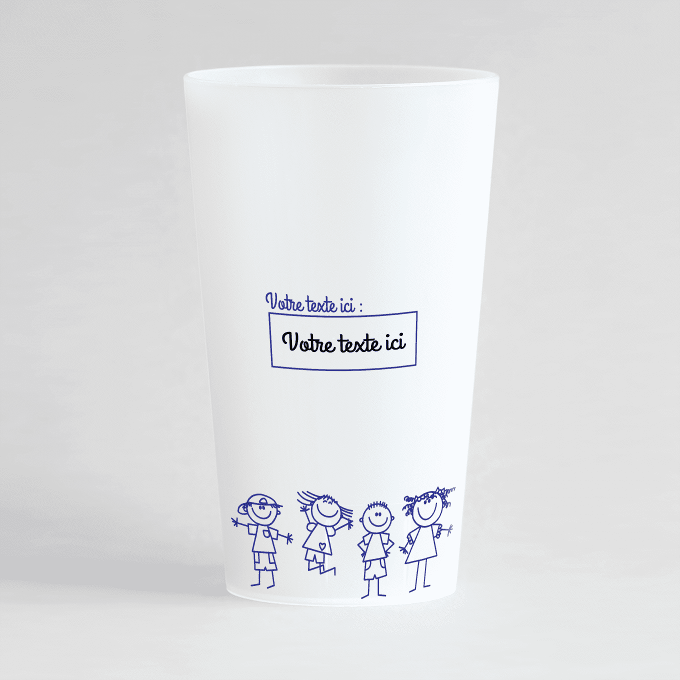 Un ecocup givre de dos, avec une etiquette et des dessins d'enfants