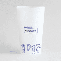 Un ecocup givre de dos, avec une etiquette et des dessins d'enfants