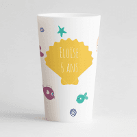 Un ecocup blanc de face avec une zone de texte personnalisable dans une coquille saint jacques jaune.