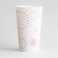 Un ecocup blanc de dos avec des feux d'artifices