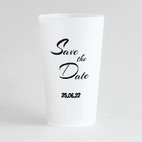 Un ecocup givré de face avec un texte "save the date" et la date du mariage pour servir d'invitation super originale !