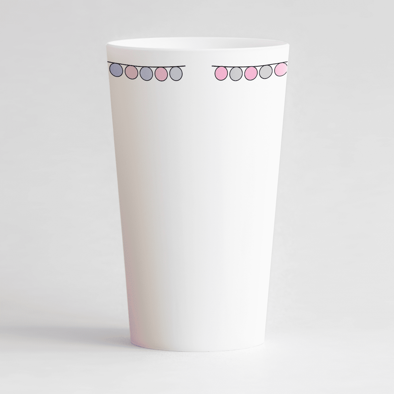 Un ecocup blanc de dos avec des extrémités de guirlandes, pour un baptême.