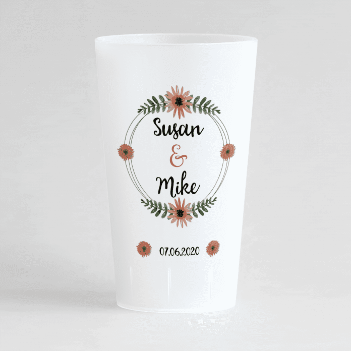 Un ecocup givré de face avec un thème mariage avec les prénoms des mariés et une couronne de fleurs et la date du mariage