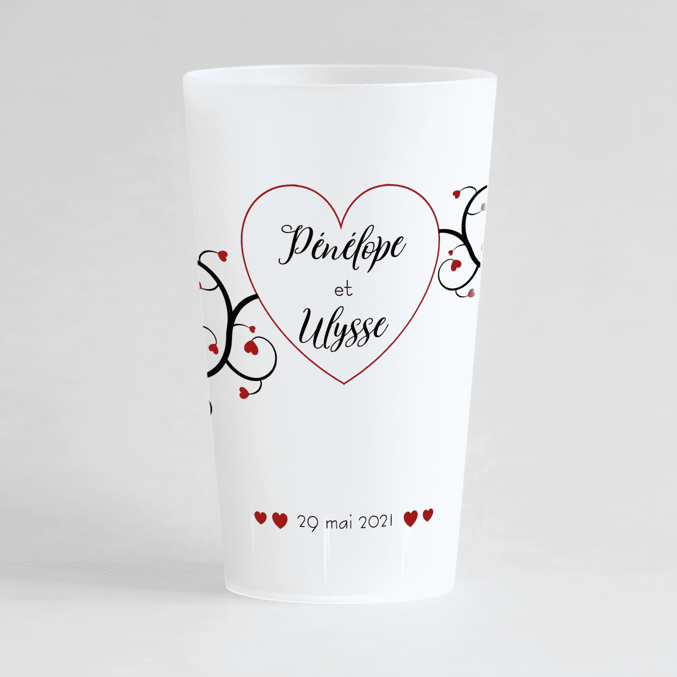 Un ecocup givré de face pour un mariage romantique avec les prénoms, la dateet des motifs coeurs.