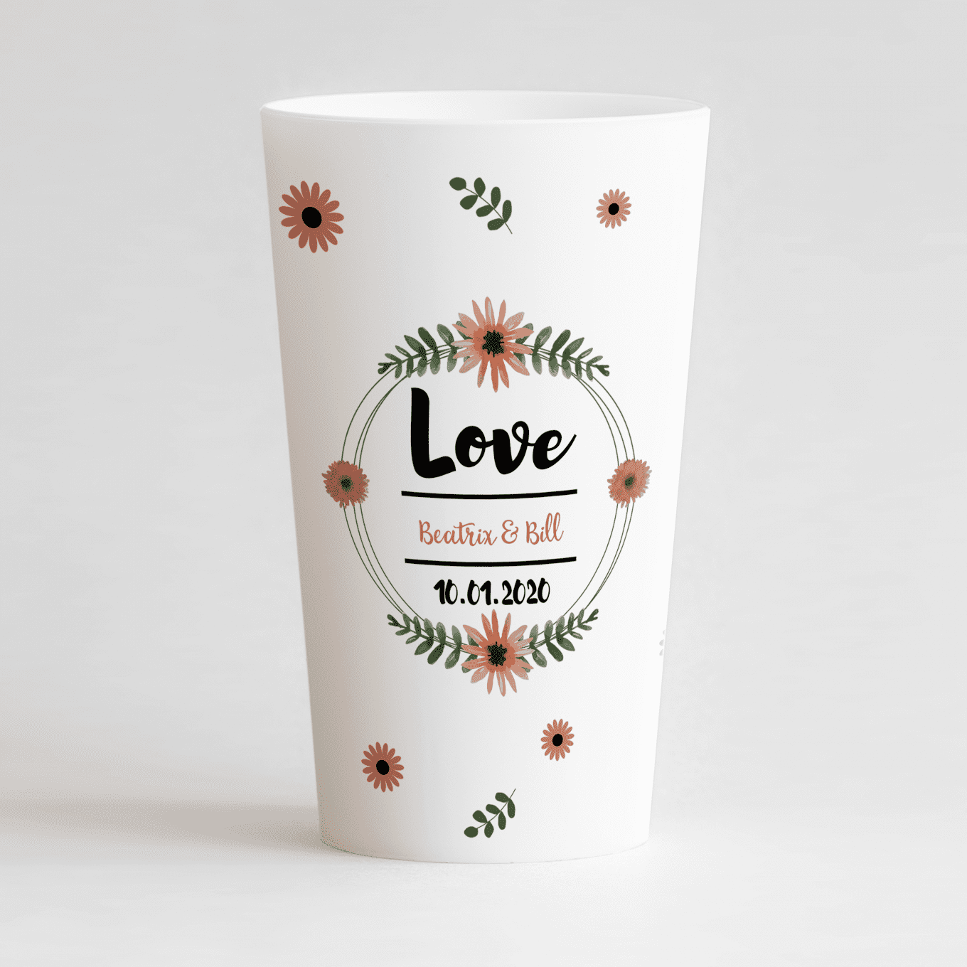 Un ecocup blanc de face avec un thème mariage avec les prénoms des mariés et une couronne de fleurs ainsi que des fleurs sur tout le gobelet