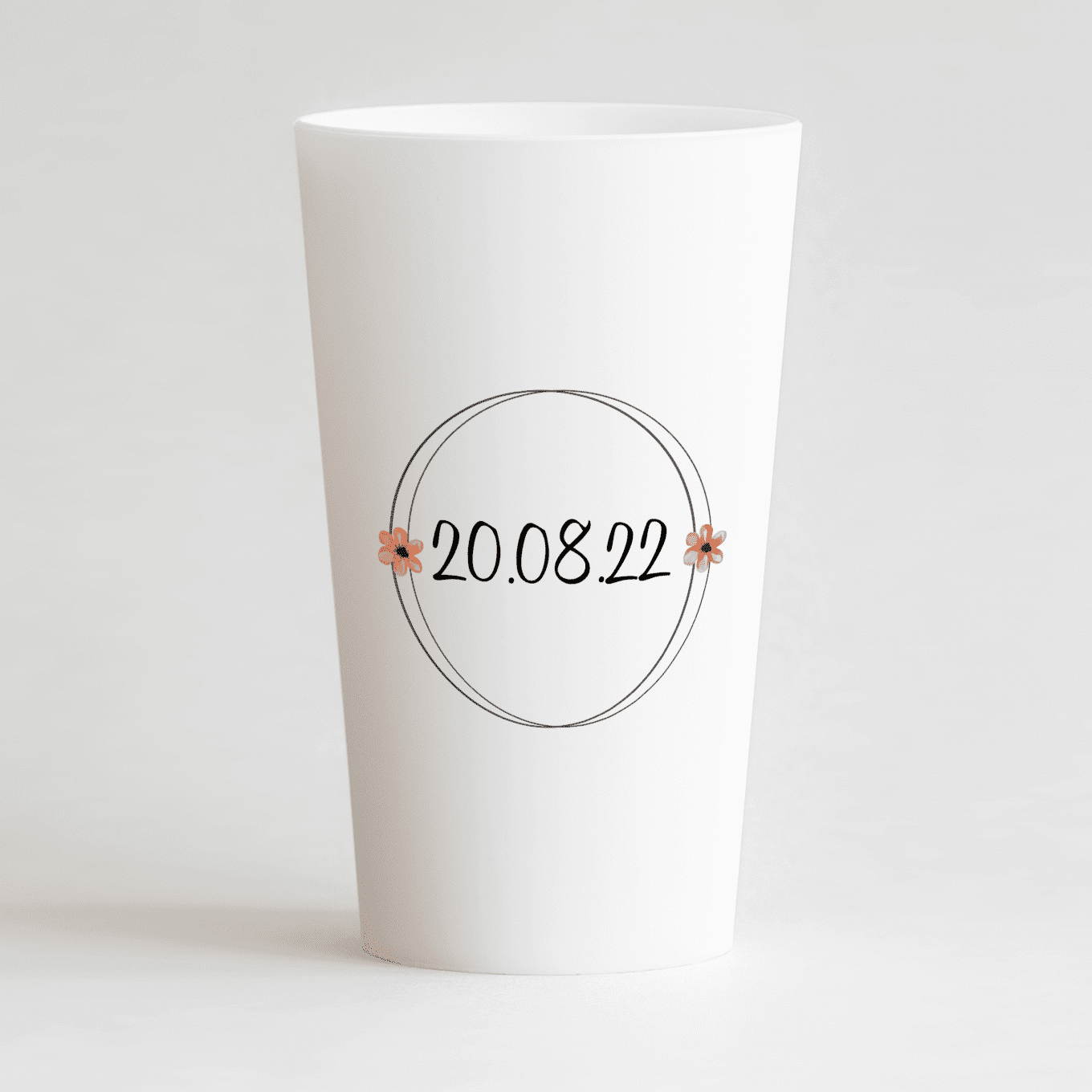 Un ecocup blanc de dos avec une couronne et la date du mariage