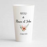 Un ecocup blanc de face avec le prénom des mariés, des fleurs et la date