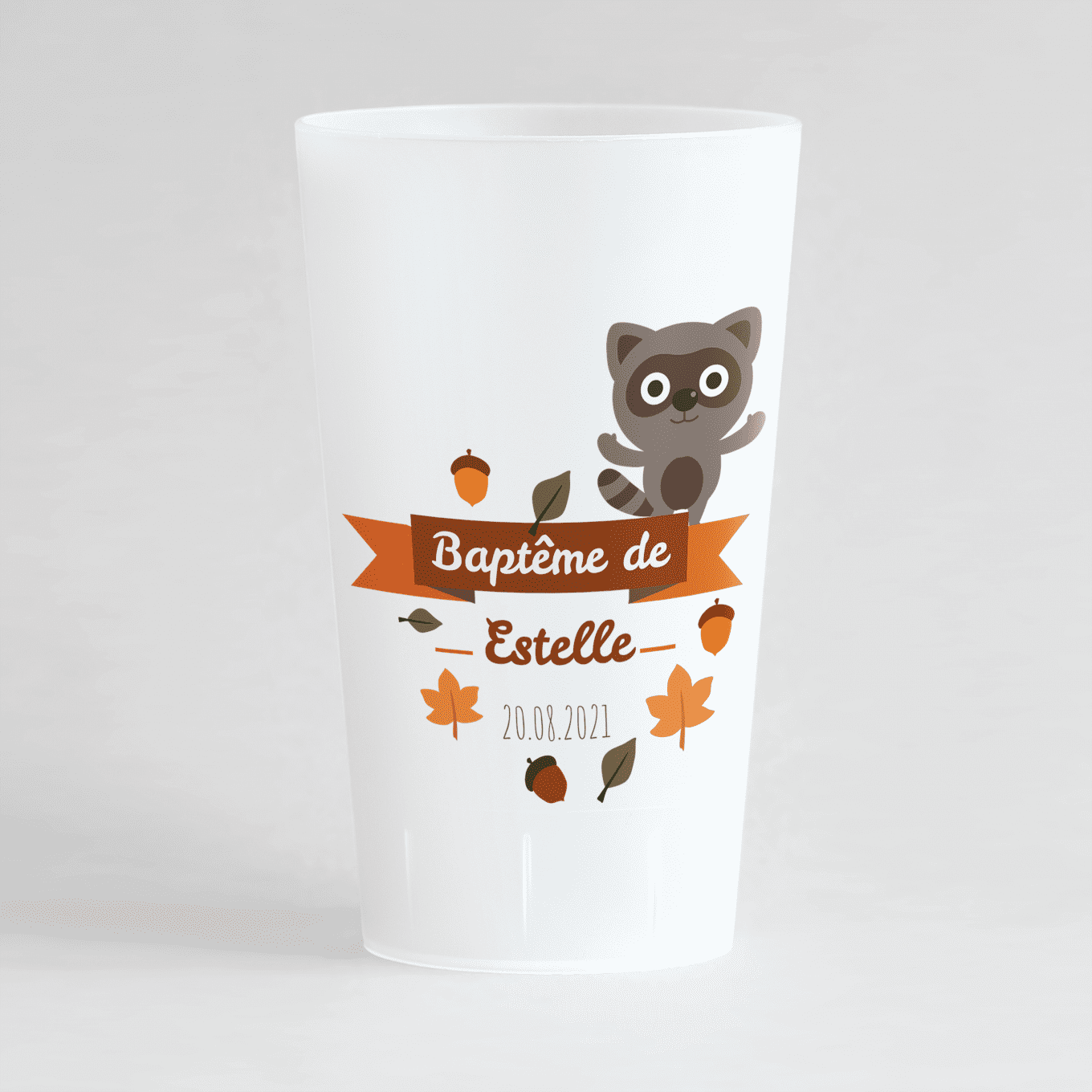 Un ecocup givre de face pour un bapteme avec un raton laveur, un ruban et des feuilles qui tombent