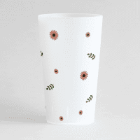 Un ecocup givr de dos avec des fleurs et des feuilles et une couronne sur l'avant