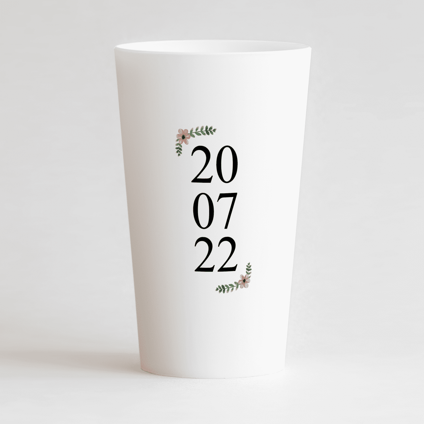 Un ecocup blanc de dos avec la date du mariage