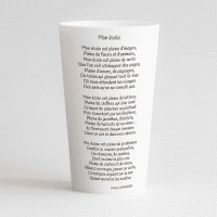 Un ecocup blanc de dos avec un poème, pour une école.