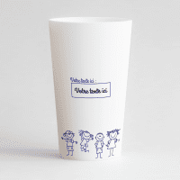 Un ecocup blanc de dos, avec une étiquette et des dessins d'enfants