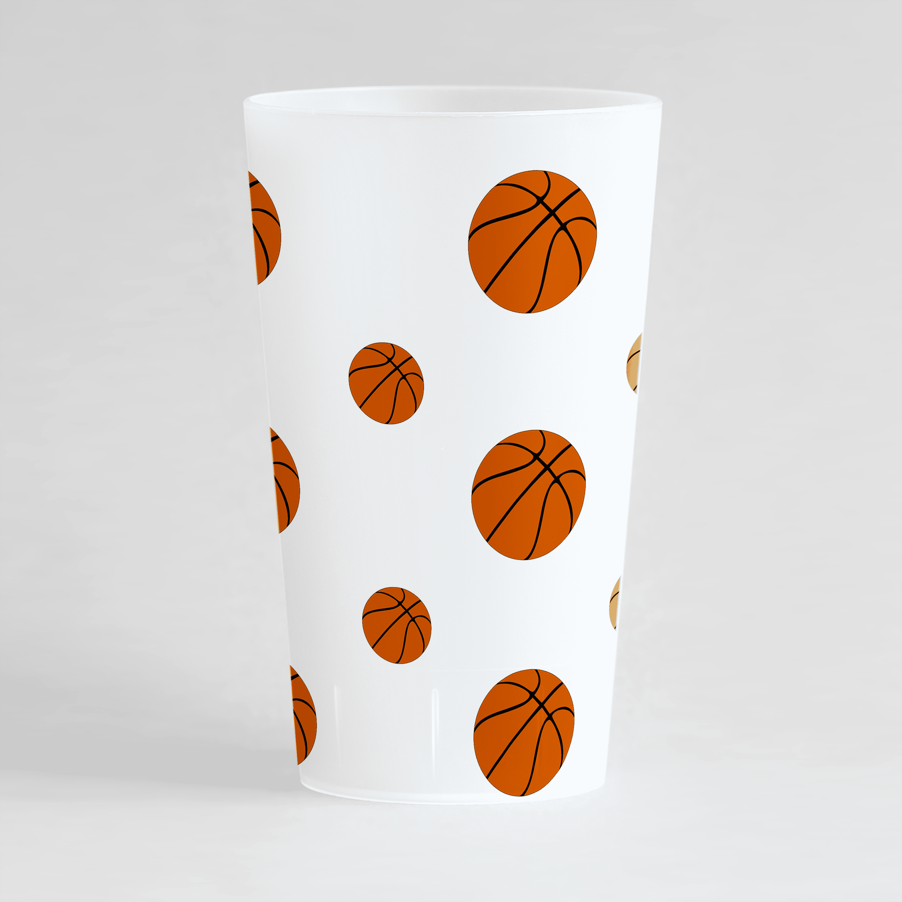 Un ecocup givré de dos avec des ballons de basket.