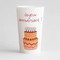 Un ecocup blanc de face avec un thème anniversaire, un gros motif gâteau et une inscription "joyeux anniversaire".