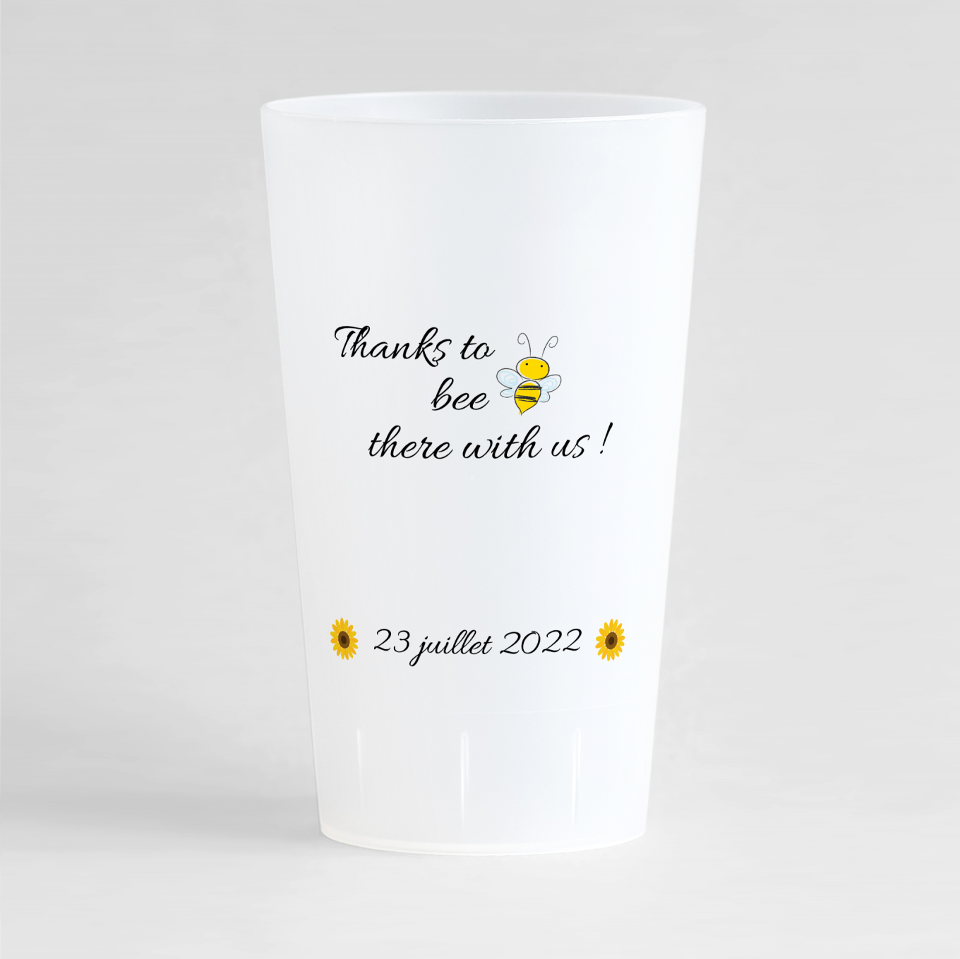 Un ecocup givré de dos pour un mariage estival avec une date, un message humour, une abeille et des tournesols.