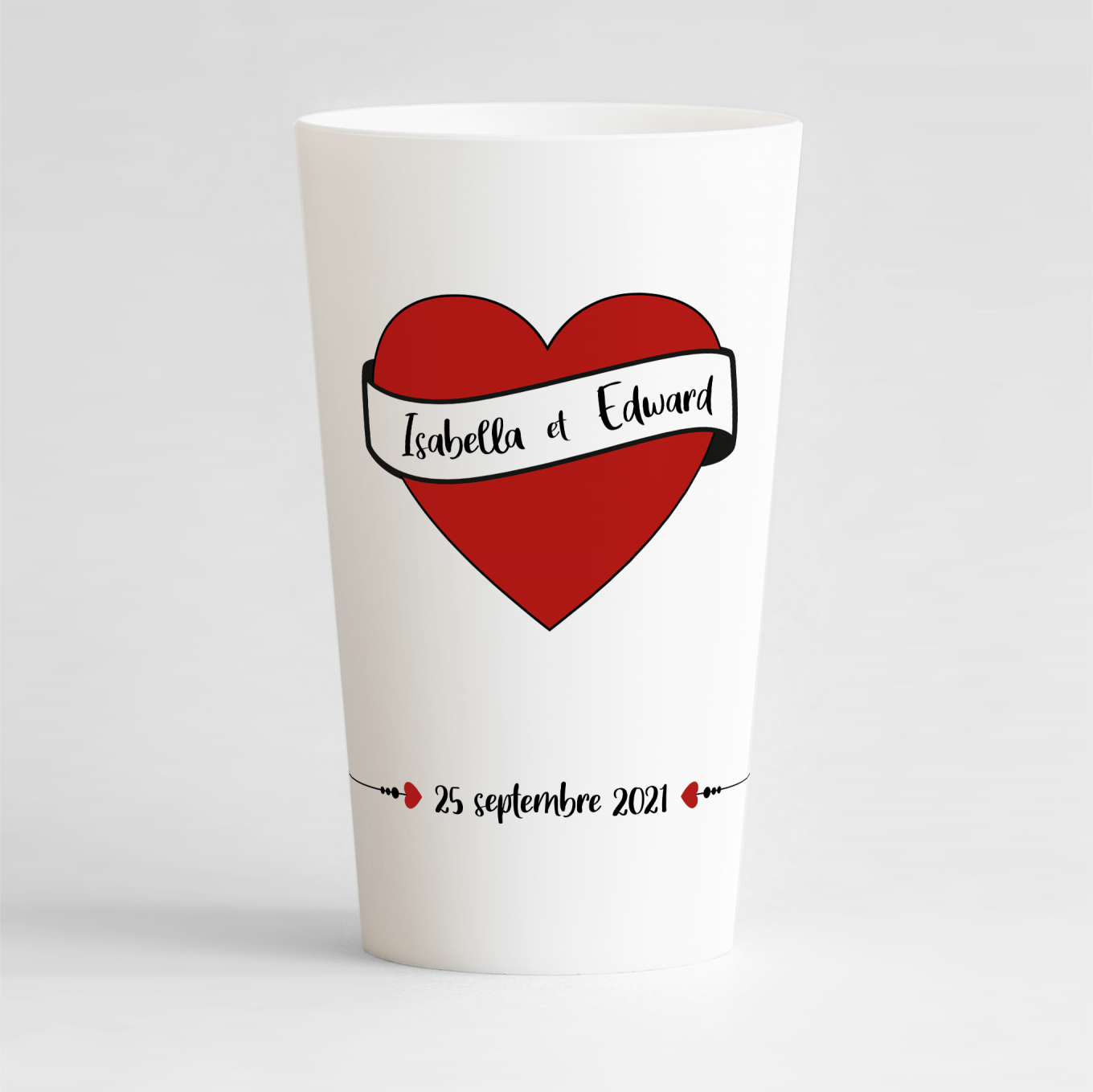 Un ecocup blanc de face pour un mariage avec un coeur, une banderole, et des flèches d'amour.