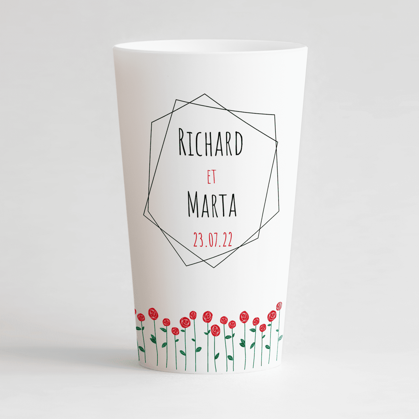 Un ecocup blanc de face personnalisé pour un mariage avec un cadre, les prénoms et une frise de rose.