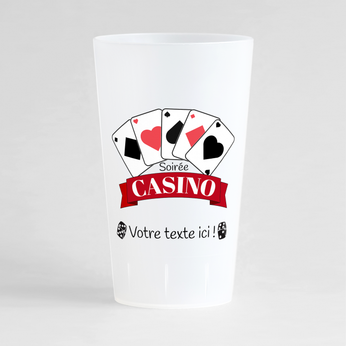 Un ecocup givré de face pour une soirée casino avec des cartes et des dès