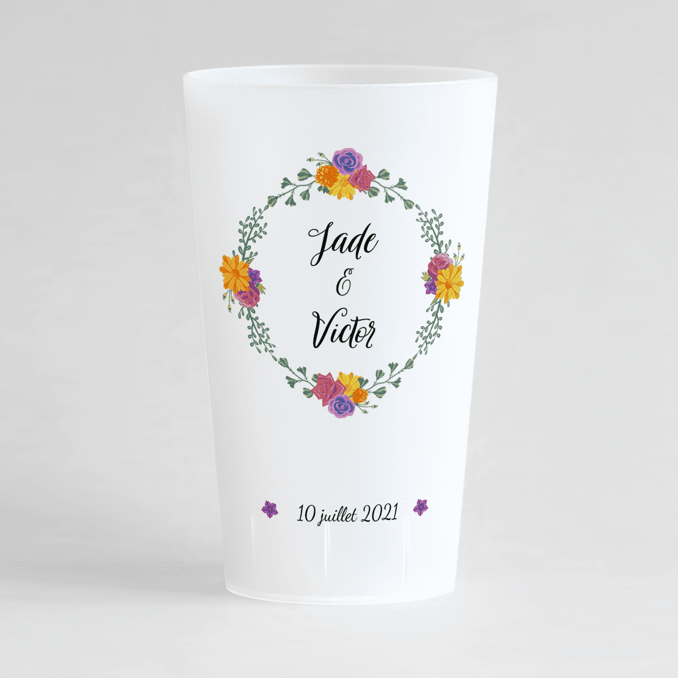 Un ecocup givré de face pour un mariage avec une couronne en fleur et les prénoms des mariés.