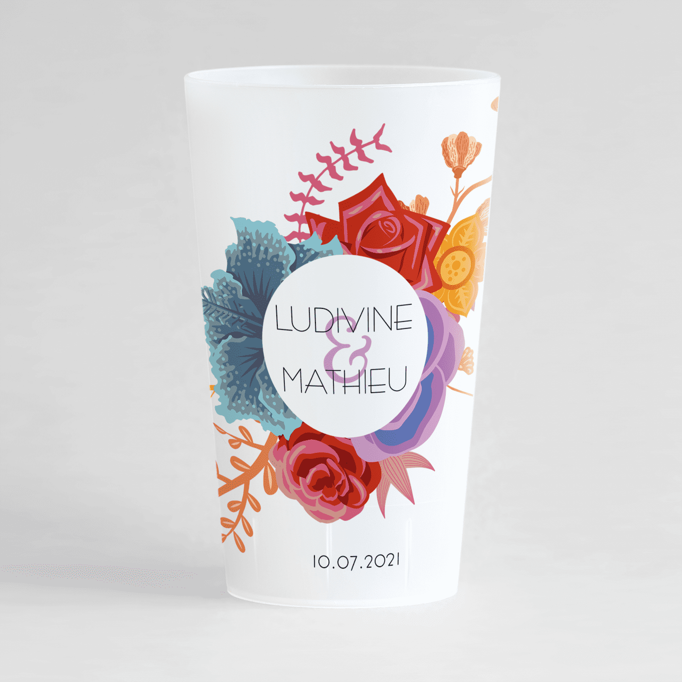 Un ecocup givré de face avec un thème mariage et une couronne florale colorée.