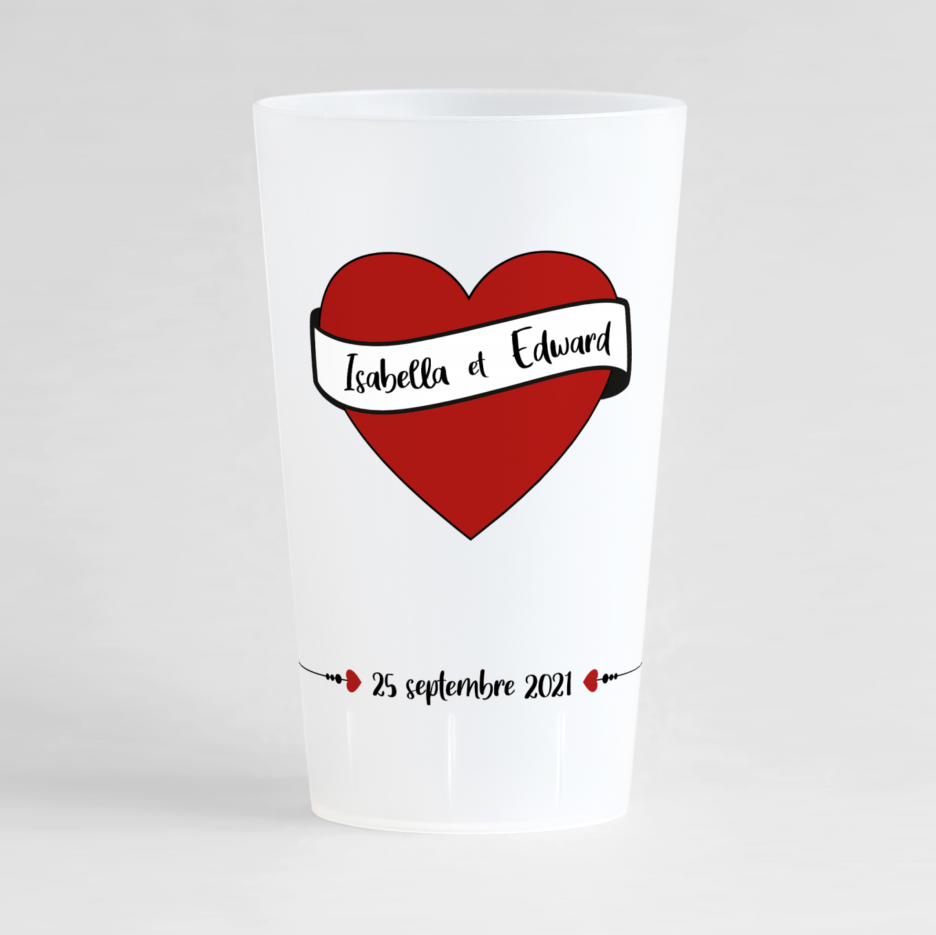 Un ecocup givré de face pour un mariage avec un coeur, une banderole, et des flèches d'amour.