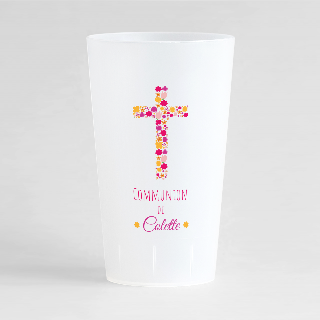 Un ecocup givré de face pour une communion avec une croix de fleurs