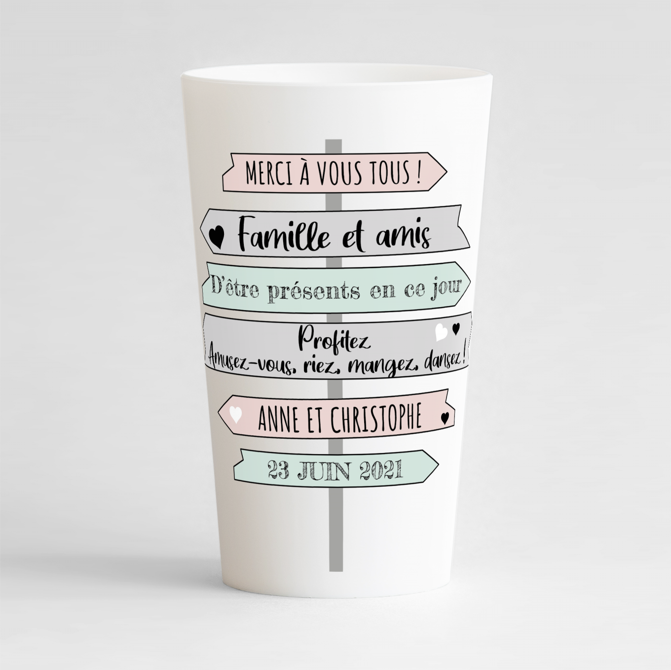 Un ecocup blanc de face personnalisé pour un mariage avec un panneau de remerciements.