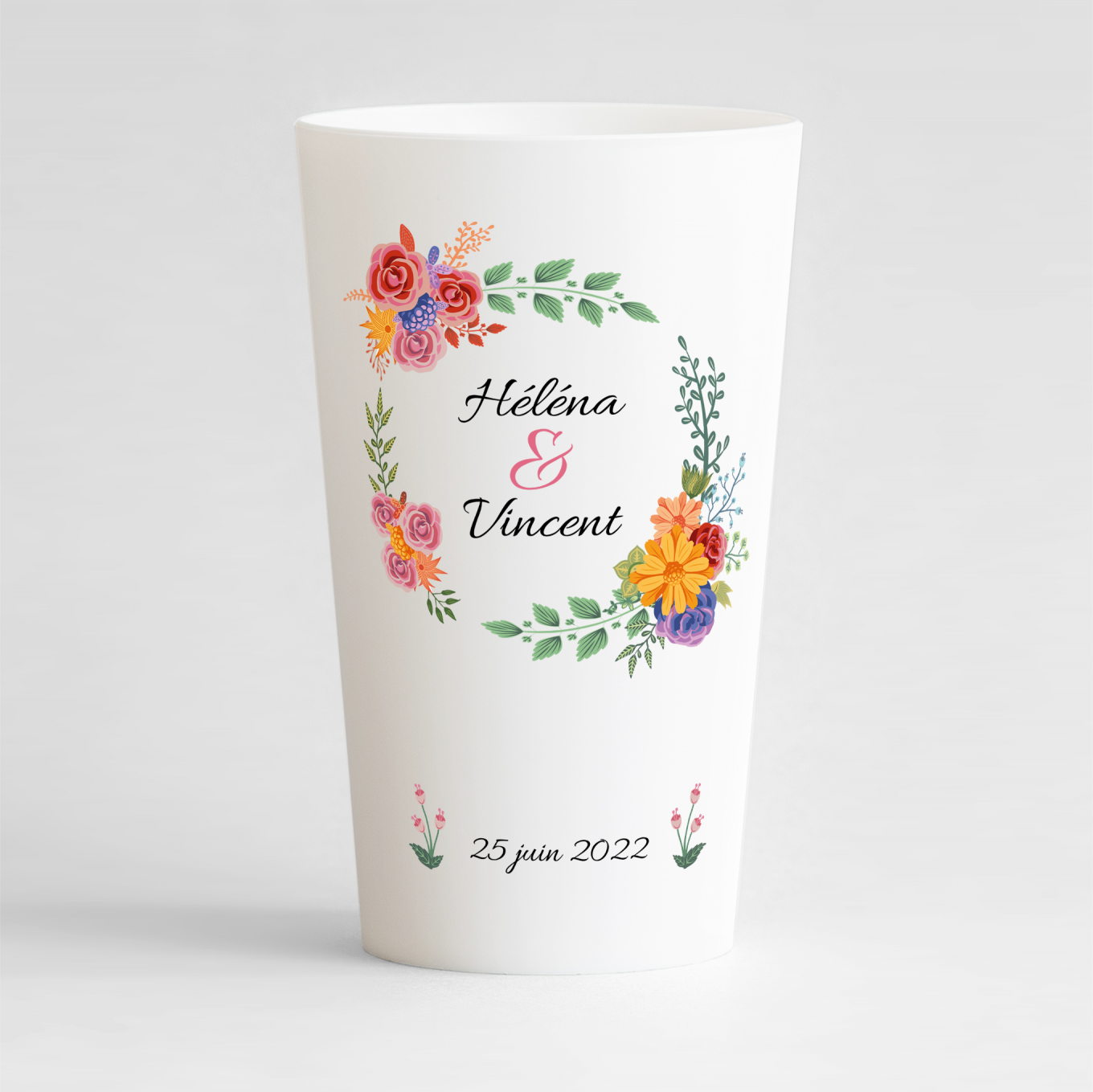 Un ecocup blanc de face avec une couronne de fleurs d'été pour un mariage, à personnaliser.