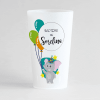 Un ecocup givré de face avec un petit éléphant qui fait la fête, pour un baptême d'enfant.