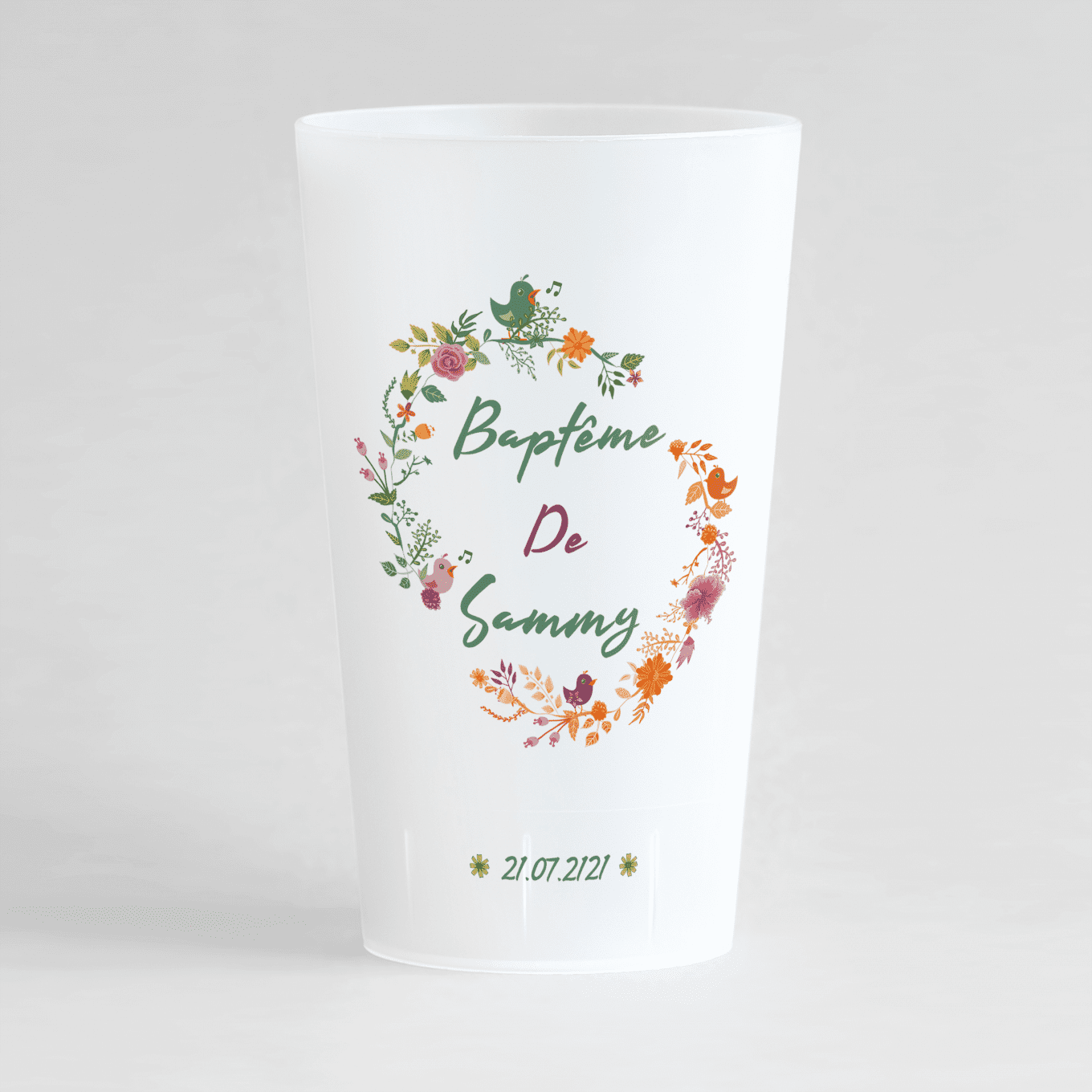 Un ecocup givré de face pour un bapteme avec une couronnes de fleurs et des oiseaux