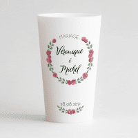 Un ecocup blanc de face pour un mariage, avec une couronne de roses, prénoms et date personnalisables.