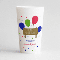 Un ecocup blanc de face pour une crémaillère avec un panneau et des ballons